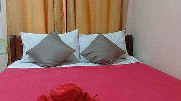 Escritorio, camas plegables/adicionales y ropa de cama