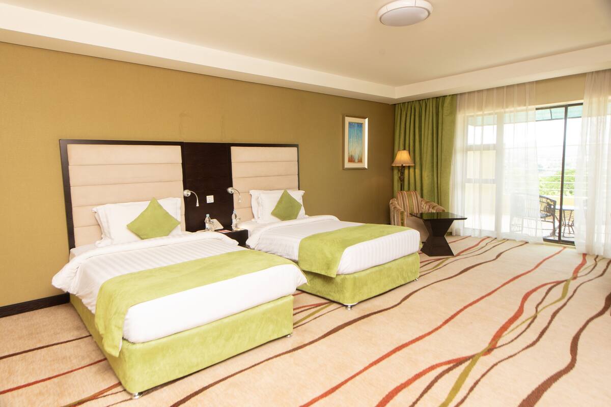 Minibar, safe på rommet, skrivebord og lydisolert
