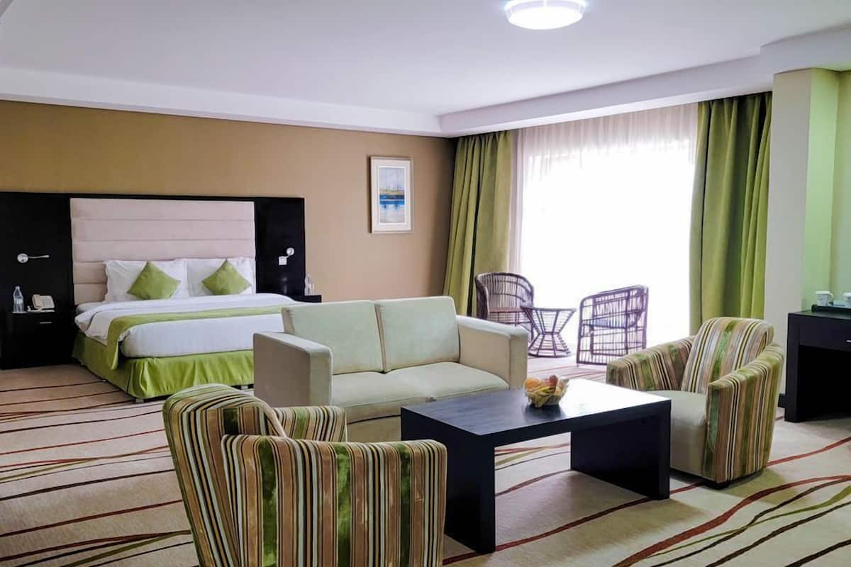 deluxe suite, non smoking | minibar, in-room safe, desk, soundproofing