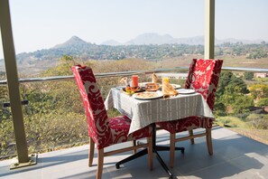 Breakfast, lunch, dinner served; local and international cuisine - Crossroads Hotel Blantyre (Blantyre)