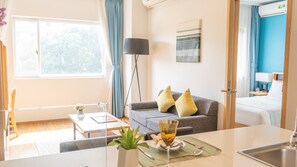 Chambre Deluxe, 1 grand lit (Residential) | Coin séjour | Télévision