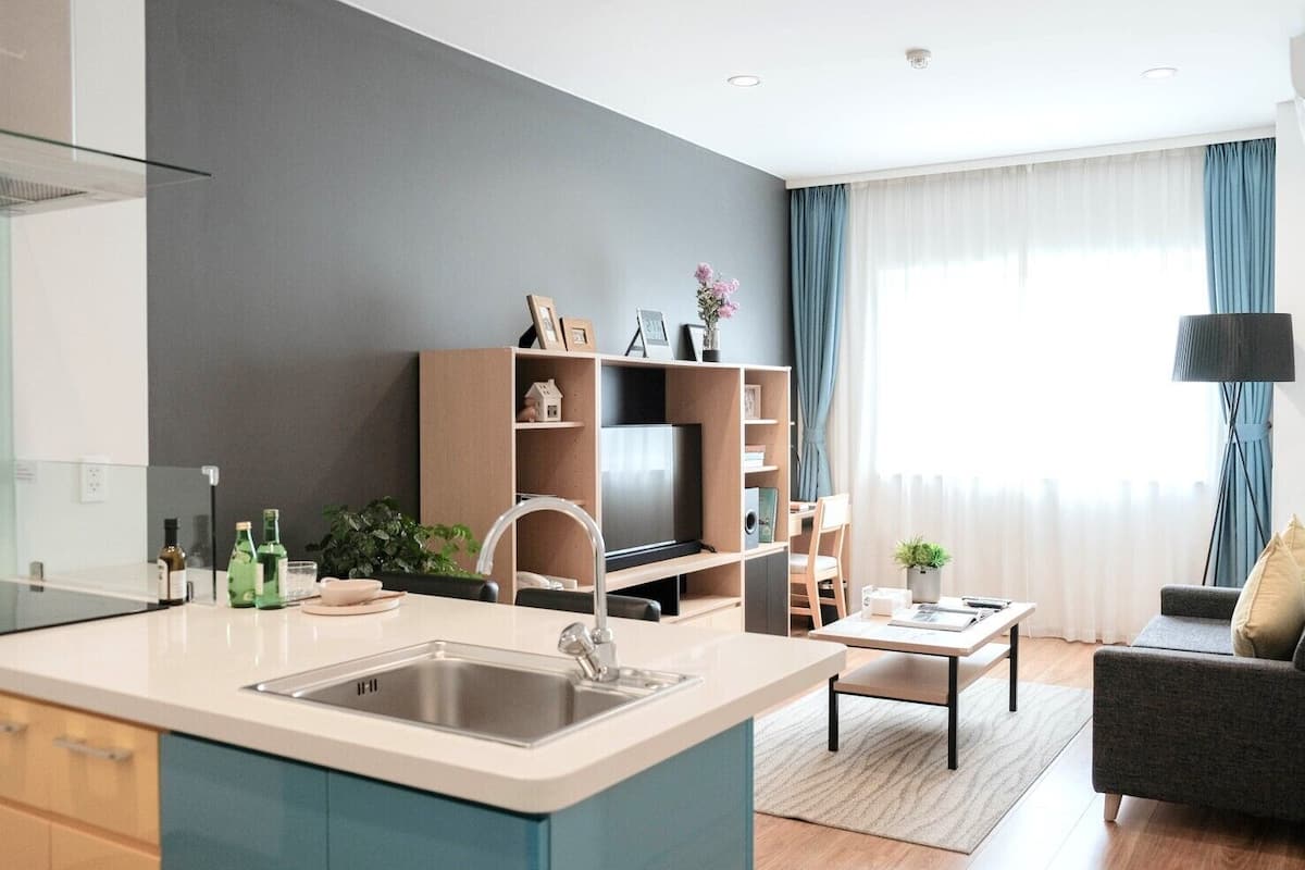 deluxe room, 1 queen bed (residential) | 1 bedroom, in-room safe, desk, blackout curtains