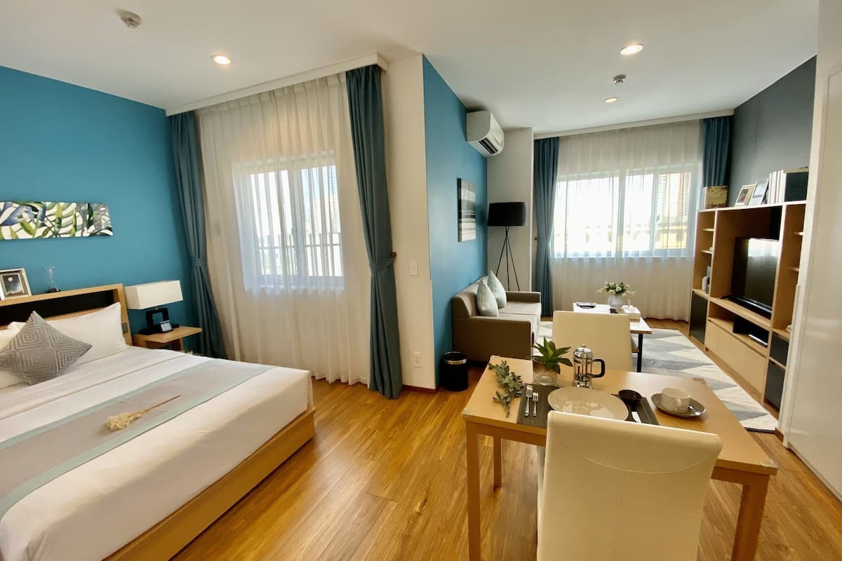 superior room, 1 queen bed (residential) | 1 bedroom, in-room safe, desk, blackout curtains