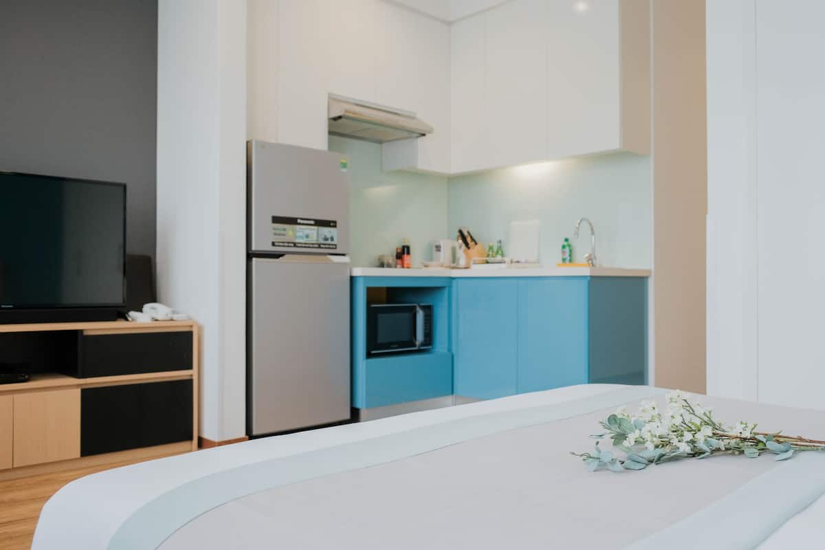 standard room, 1 queen bed (residential) | 1 bedroom, in-room safe, desk, blackout curtains