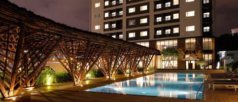 Una piscina cubierta, una piscina al aire libre de temporada
