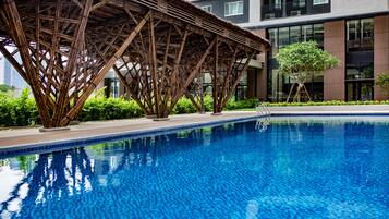 Una piscina techada, una piscina al aire libre de temporada