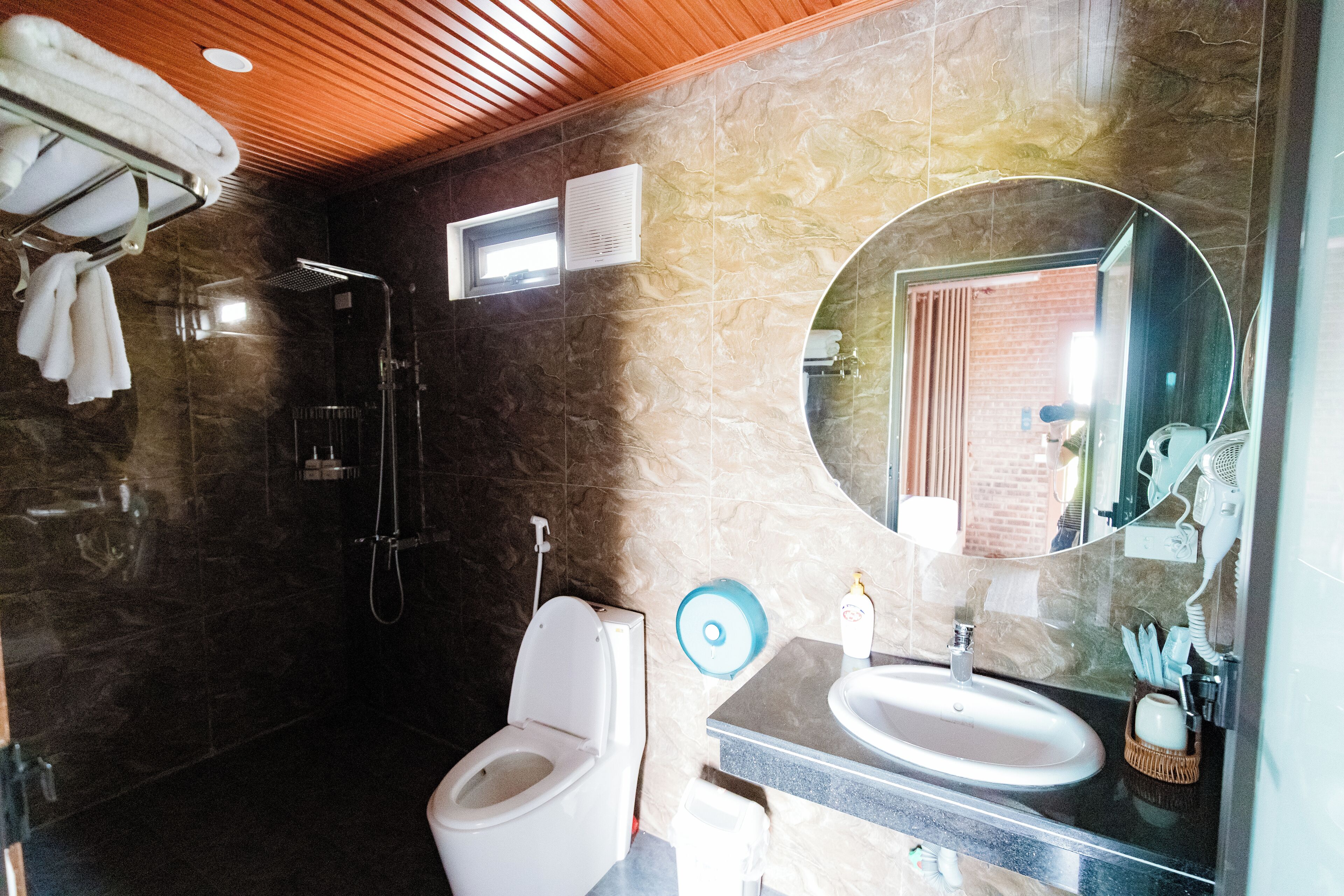 Deluxe Bungalow | Bathroom | Shower, rainfall showerhead, designer toiletries, hair dryer