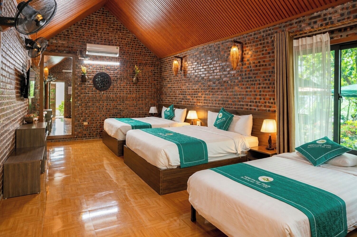 Familie bungalow | Individueel gedecoreerd, een bureau, een laptopwerkplek