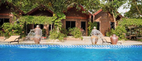 Piscina externa, guarda-sóis, espreguiçadeiras
