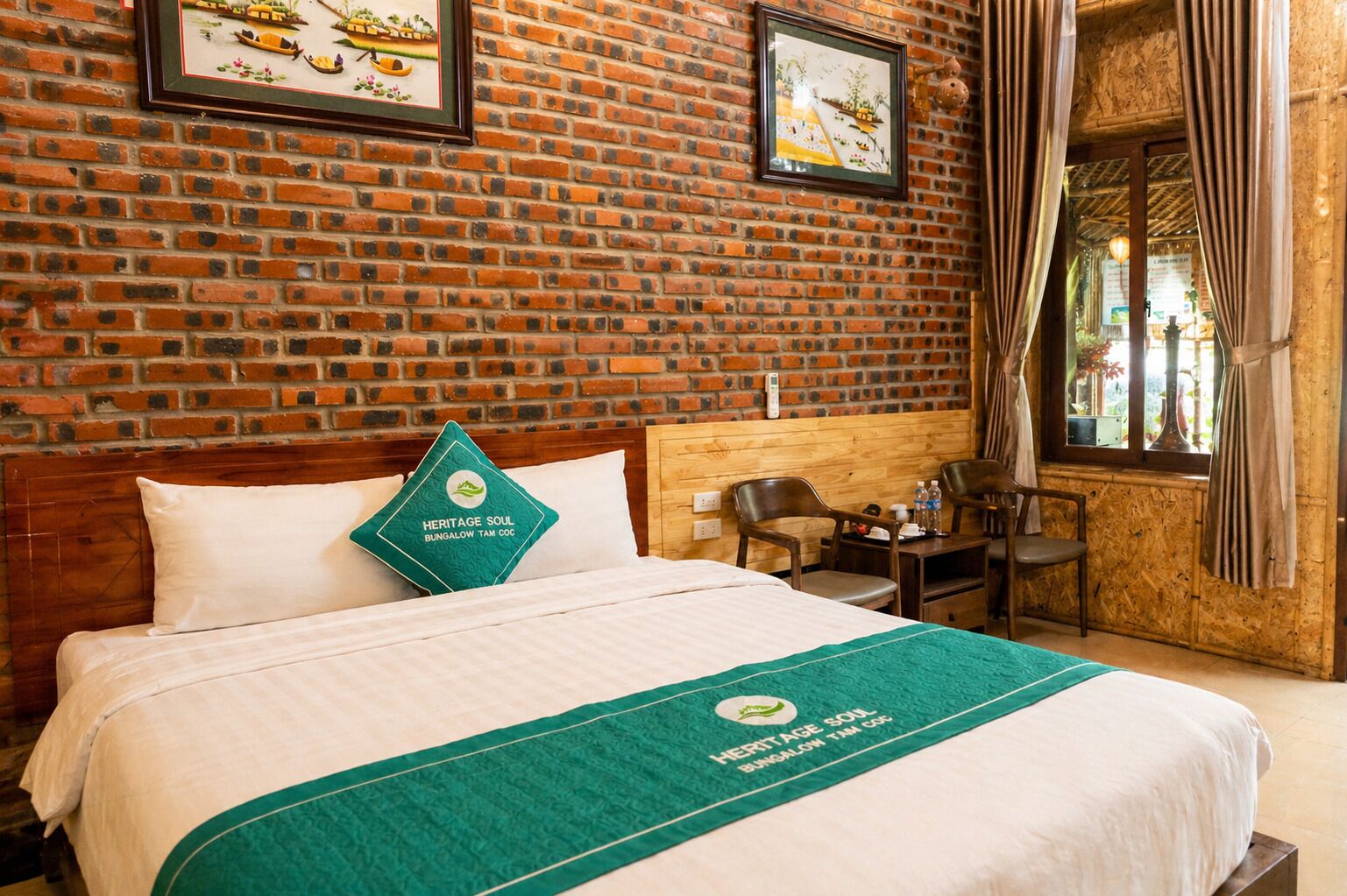 Standaard tweepersoonskamer | Individueel gedecoreerd, een bureau, een laptopwerkplek