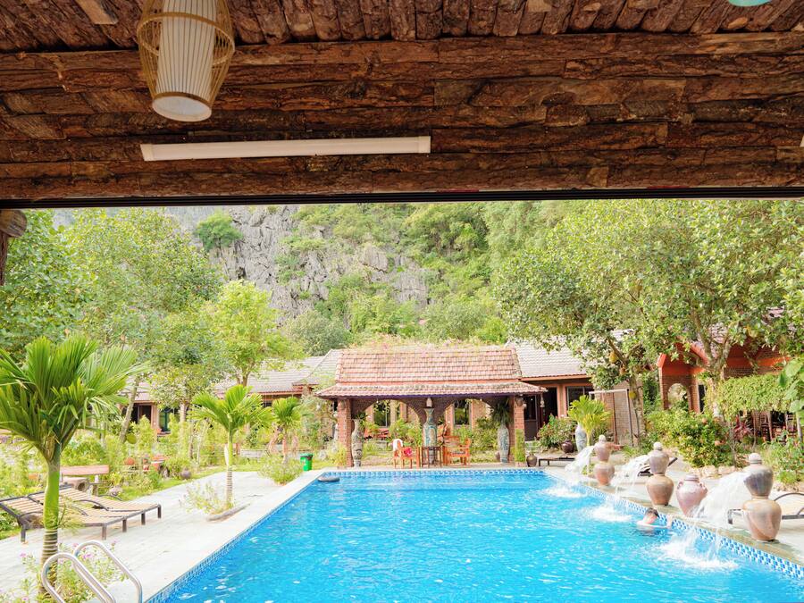 Una piscina al aire libre, sombrillas, tumbonas