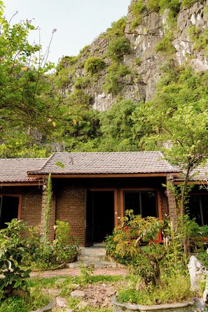 Deluxe bungalow, 2 queensize bedden | Woonruimte | Flatscreentelevisie