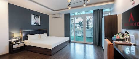Deluxe Room, 1 King Bed, Balcony | 1 bedroom, minibar, in-room safe, blackout drapes