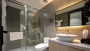 Rom – deluxe, 1 kingsize-seng, byutsikt | Bad | Toalettartikler (inkludert), hårføner, badekåper og tøfler