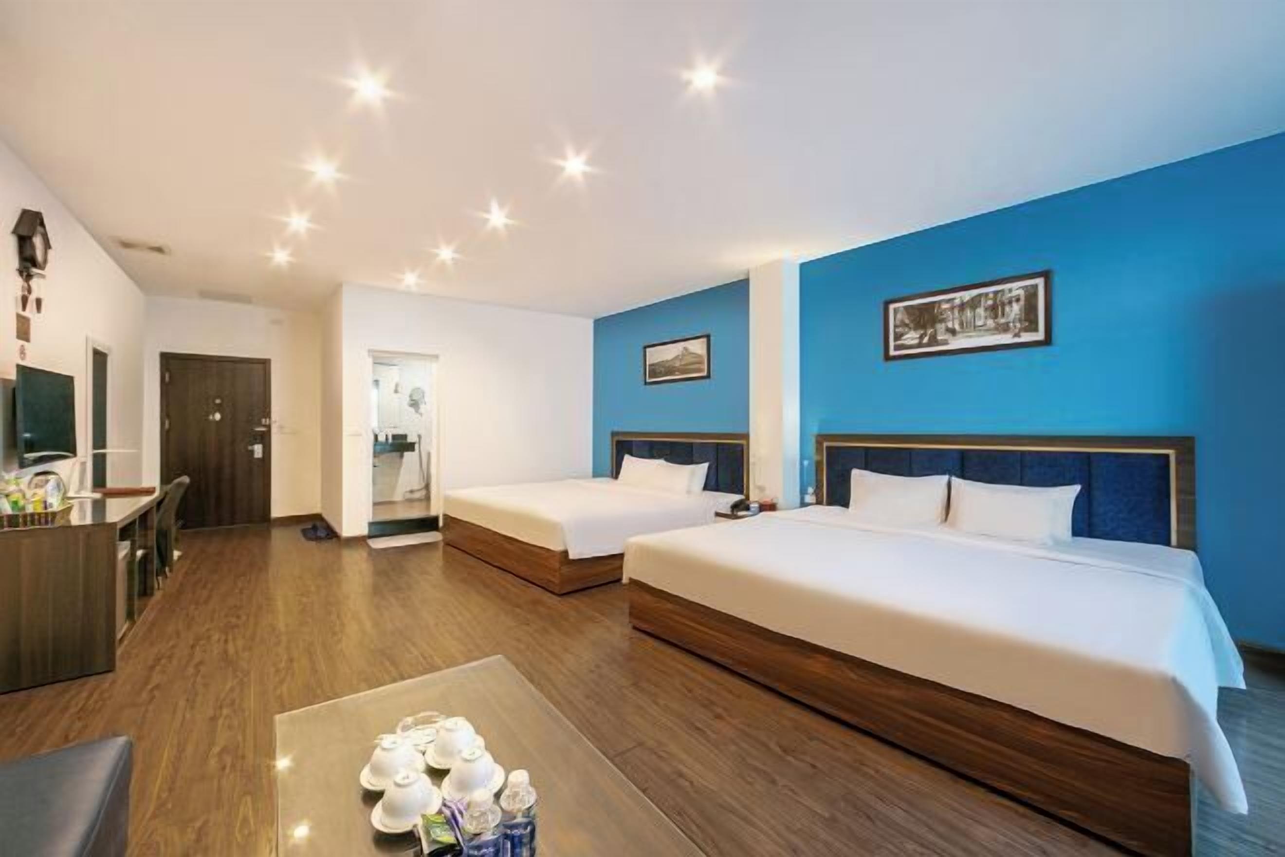 Minibar, caja fuerte, cortinas opacas y tabla de planchar con plancha