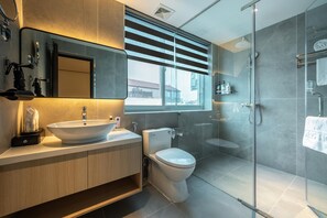 Habitación Deluxe, 1 cama de matrimonio grande, vistas a la ciudad | Baño | Artículos de higiene personal gratuitos, secador de pelo y albornoces