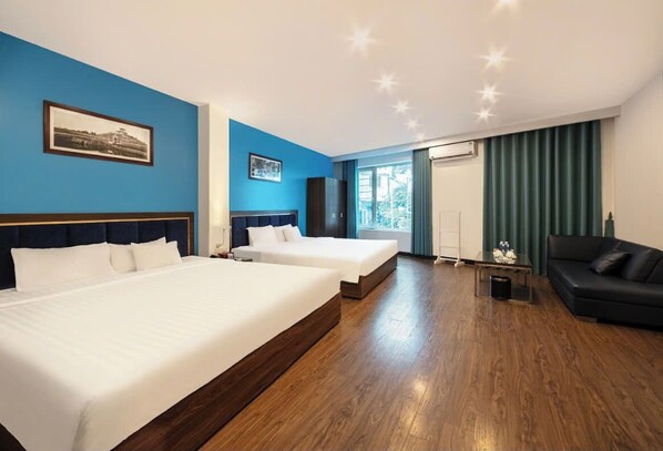 Deluxe Room | Minibar, in-room safe, blackout drapes, iron/ironing board