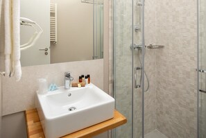 Economy Single Room | Bathroom | Shower, free toiletries, hair dryer, bathrobes