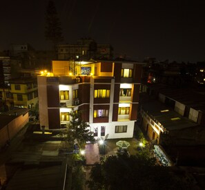 Fachada da propriedade à noite