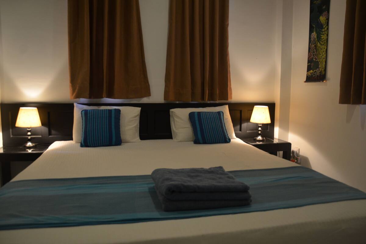 Phòng đôi Deluxe, 2 giường đôi | Bàn, bàn ủi/dụng cụ ủi quần áo, giường gấp/giường phụ (phụ phí)