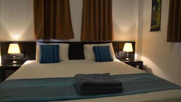 Deluxe Double Room, 2 Katil Kelamin (Double) | Meja, seterika/papan seterika, katil lipat simpan/tambahan