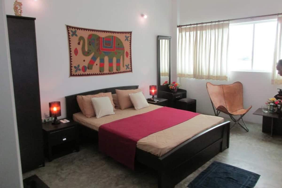 Kamar Double Basic | Meja kerja, setrika/meja setrika, dan tempat tidur lipat/tambahan