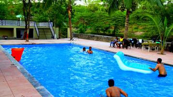 Kolam renang outdoor