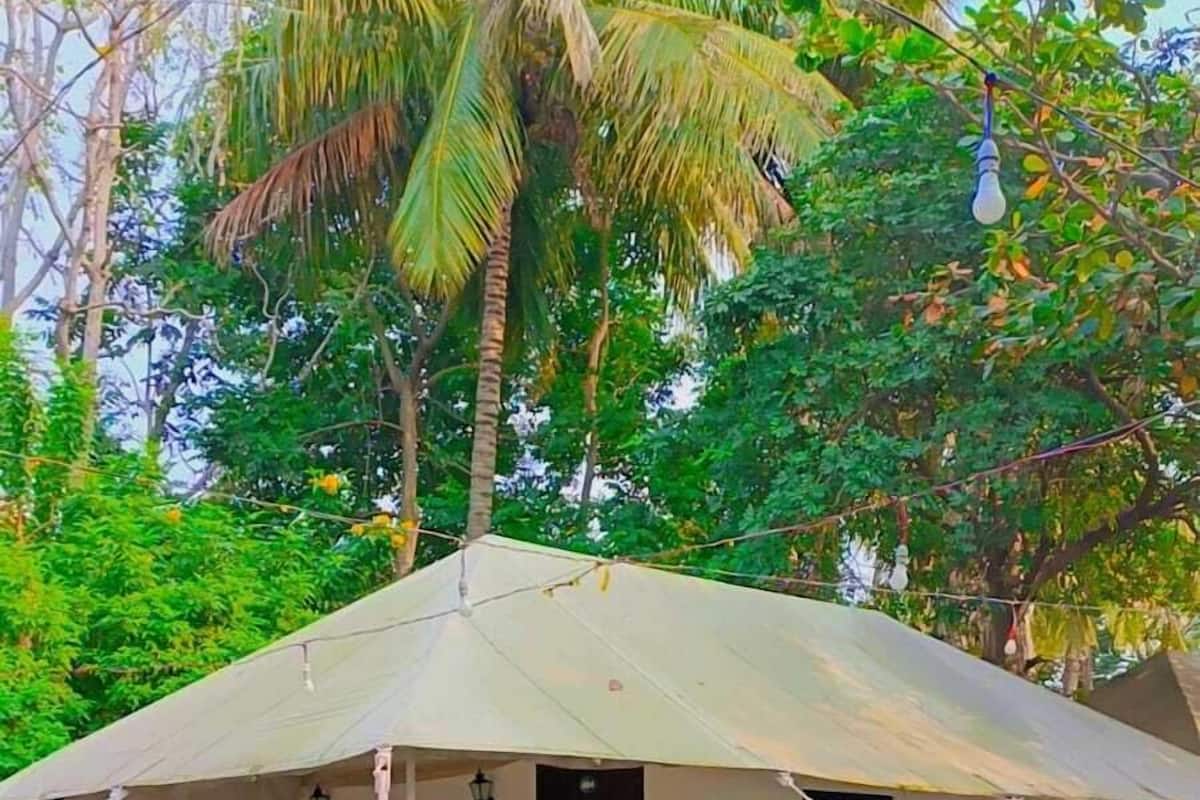 Um edifício térreo com telhado plano, varanda e pequena entrada.