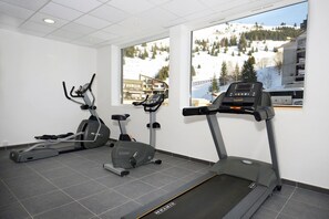 Ein Fitnessraum mit drei Laufbändern, einem Ergometer und einem Rudergerät.