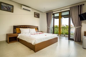 Desk, soundproofing, free WiFi, bed sheets