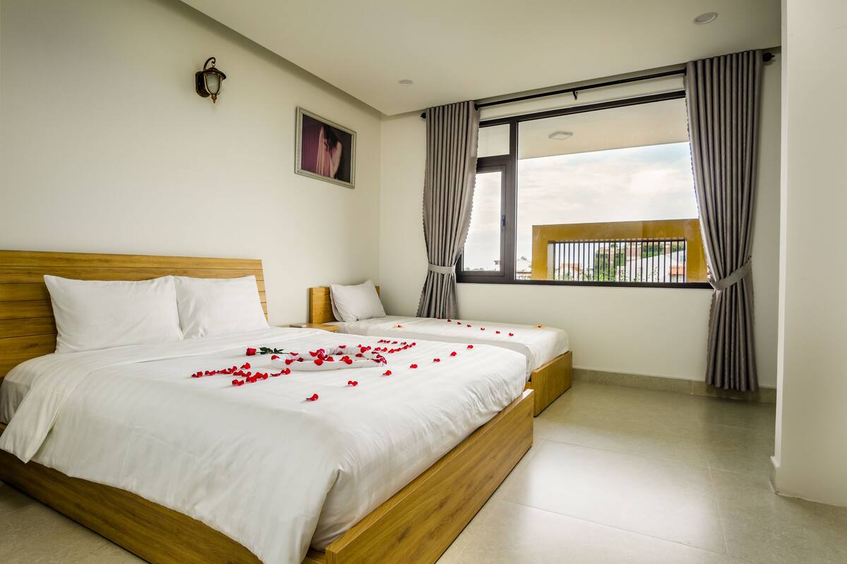 Family Room | Desk, soundproofing, WiFi (free), bed sheets
