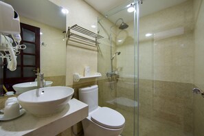 Shower, free toiletries, hair dryer, bathrobes - S Central Hotel & Spa (Hanoi)