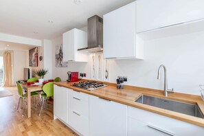 Een koelkast, een magnetron, een oven, een kookplaat