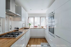 Een koelkast, een magnetron, een oven, een kookplaat