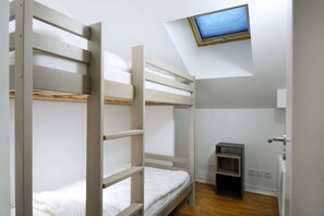 A bunk bed room with a television on the wall. - Retreat Steps from Ski Lifts (Auris)