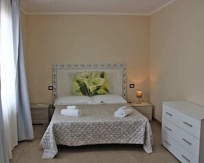 1 chambre, fer et planche Ă repasser, Wi-Fi gratuit, draps fournis