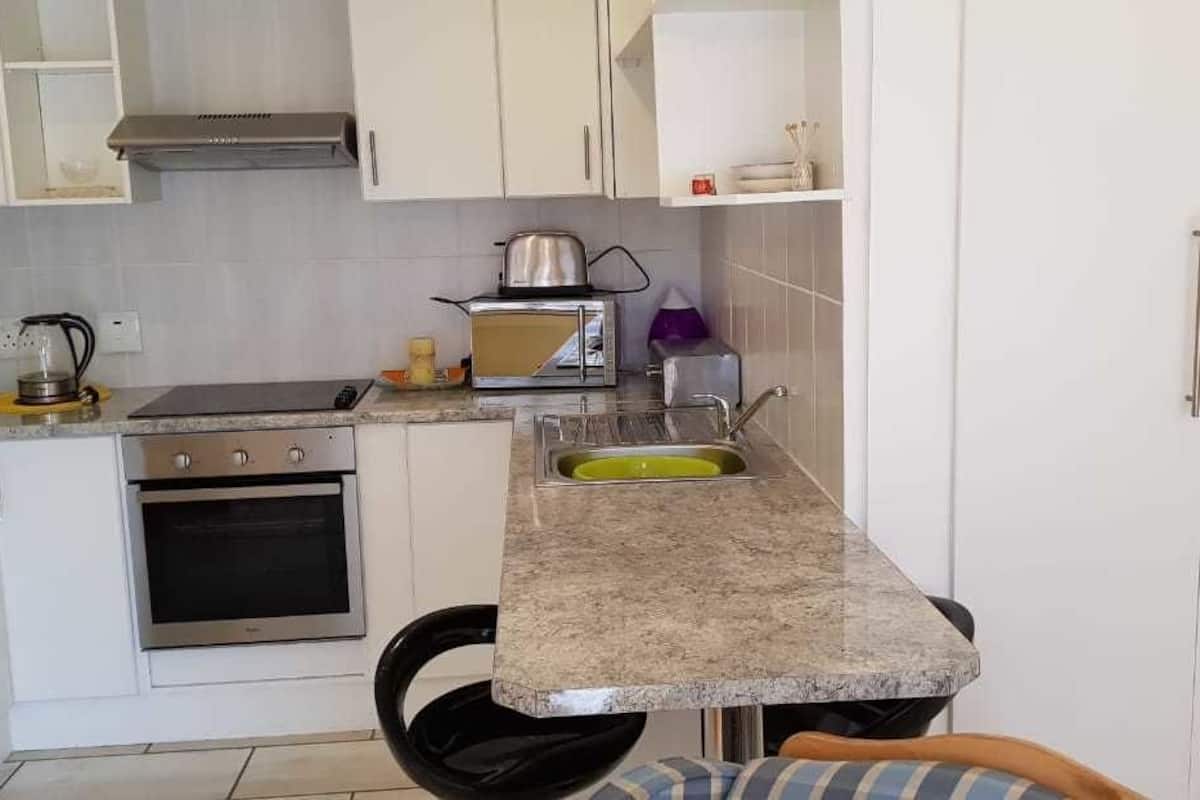 Cottage | Minibar, in-room safe, desk, WiFi (free)