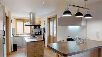 Een koelkast, een microgolfoven, een oven, een vaatwasser