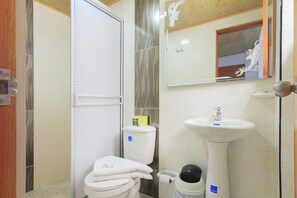 Habitación familiar | Baño | Ducha, artículos de higiene personal gratuitos y toallas