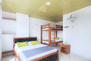 Habitación cuádruple superior | Edredones de plumas, wifi gratis, ropa de cama