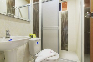 Quarto quádruplo superior | Banheiro | Chuveiro, produtos de toalete grátis, toalhas de banho