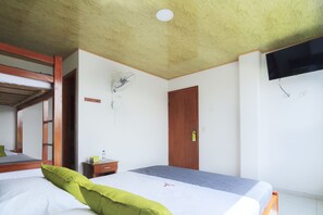 Habitación cuádruple superior | Edredones de plumas, wifi gratis, ropa de cama