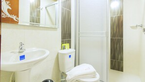 Ein Badezimmer mit Waschbecken, Toilette und Dusche.