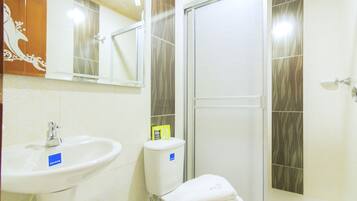 Een douche, gratis toiletartikelen, handdoeken