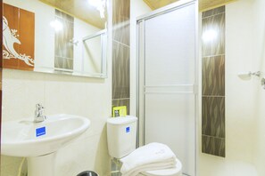 Shower, free toiletries, towels