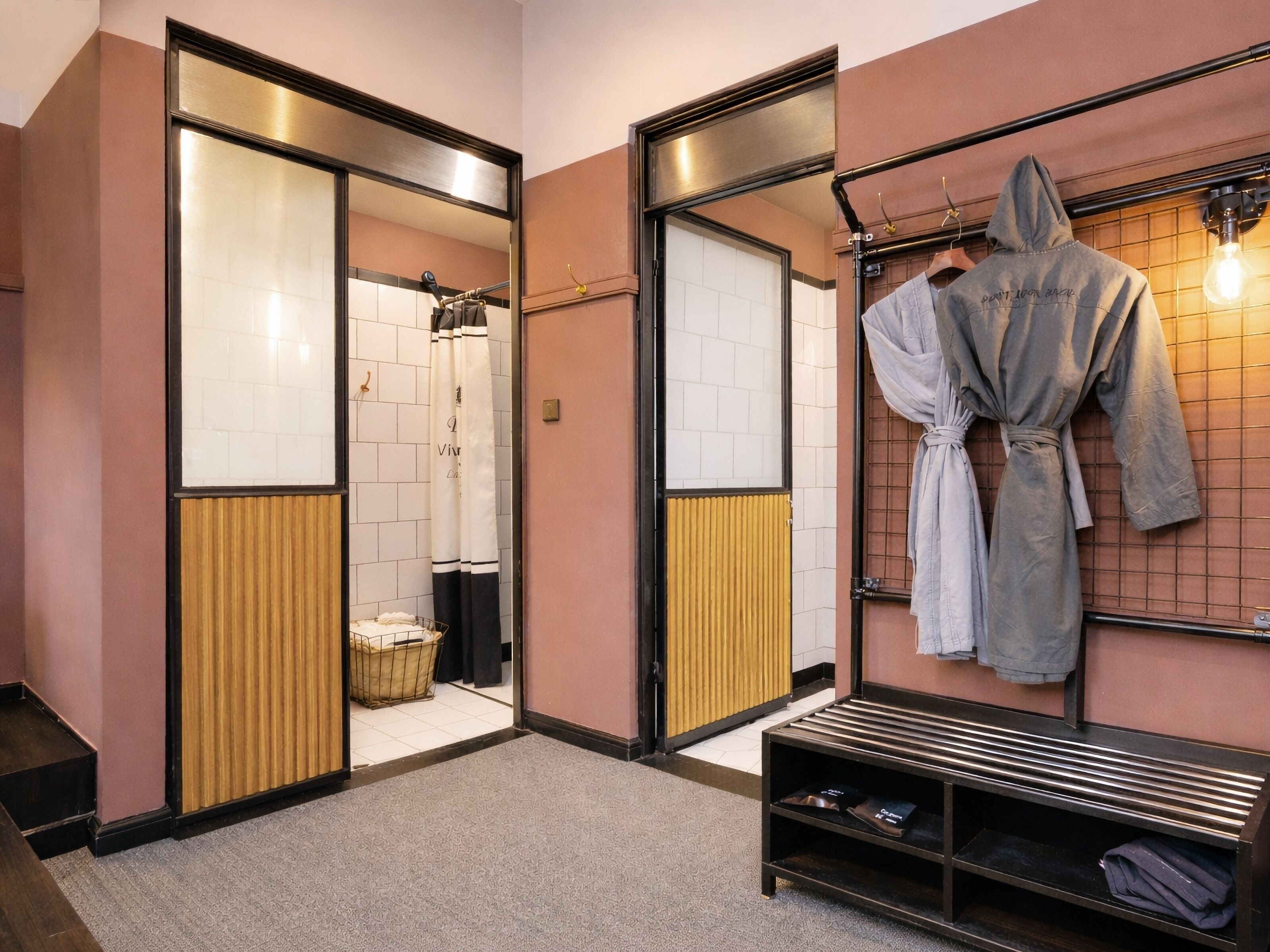 Studio – grand, 1 kingsize-seng, byutsikt | Bad | Dusj, regndusjhode, designertoalettartikler og hårføner