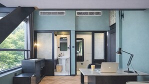 Une cuisine moderne avec un parquet en chevrons, un four encastré et une grande fenêtre.