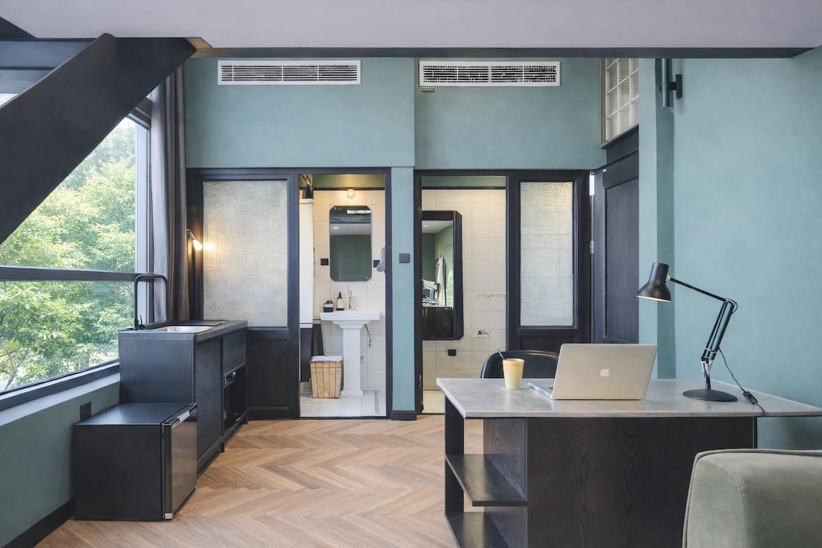 Premium bedding, down duvets, free minibar, in-room safe