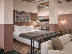 Estudio clásico, 1 cama King size, vista a la ciudad | Ropa de cama de alta calidad, edredón y artículos del minibar gratis 