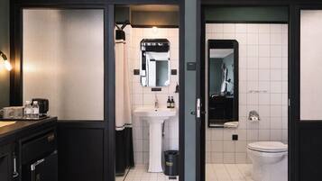 King Room with Garden View | Bathroom | Shower, rainfall showerhead, free toiletries, hair dryer